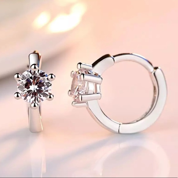 🌟 Silver Huggie Hoop Simulated Diamond - Picture 3 of 4